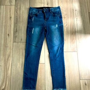 Women’s skinny jeans with stretch in waist. Size 6